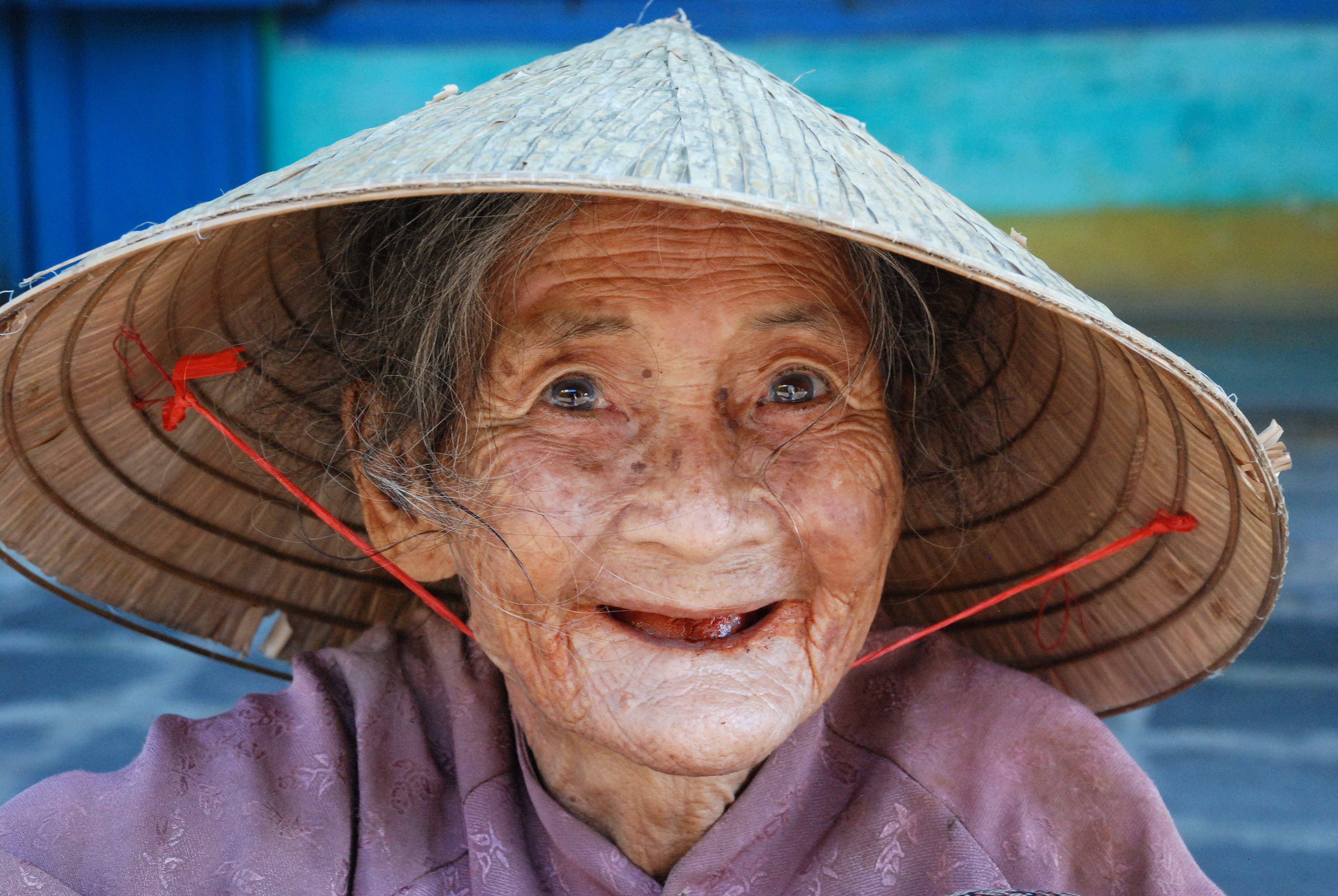 开心的老太太-蓝牛仔影像-中国原创广告影像素材